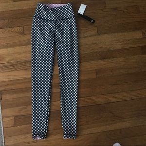 With women’s reversible leggings black and white or pink and white.